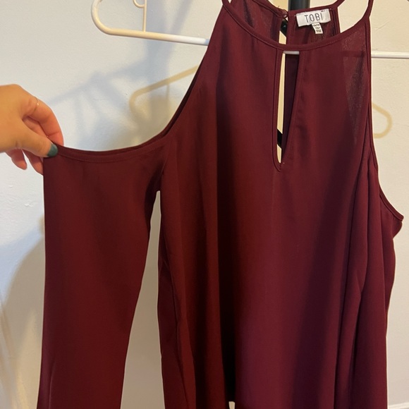 Tobi maroon chiffon top with shoulder cutouts sz XS - Picture 7 of 12